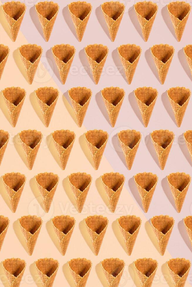 açúcar waffle cone para gelo creme arranjado dentro padronizar em Rosa fundo. a imagem com cópia de espaço pode estar usava Como uma fundo para a Projeto do a confeitaria cardápio foto