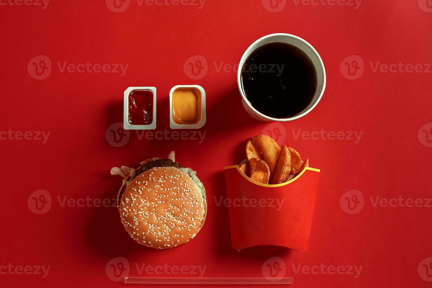 conceito do zombar acima hambúrguer, batatas, molho e beber em vermelho fundo. cópia de espaço para texto e logotipo. foto