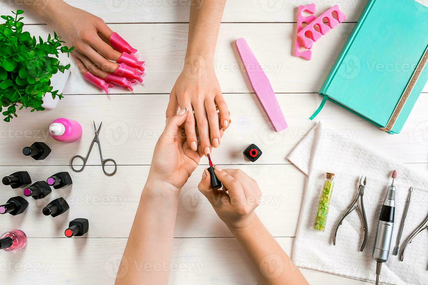 fechar-se tiro do uma mulher dentro uma unha salão recebendo uma manicure de uma esteticista com unha arquivo. mulher obtendo unha manicure. foto