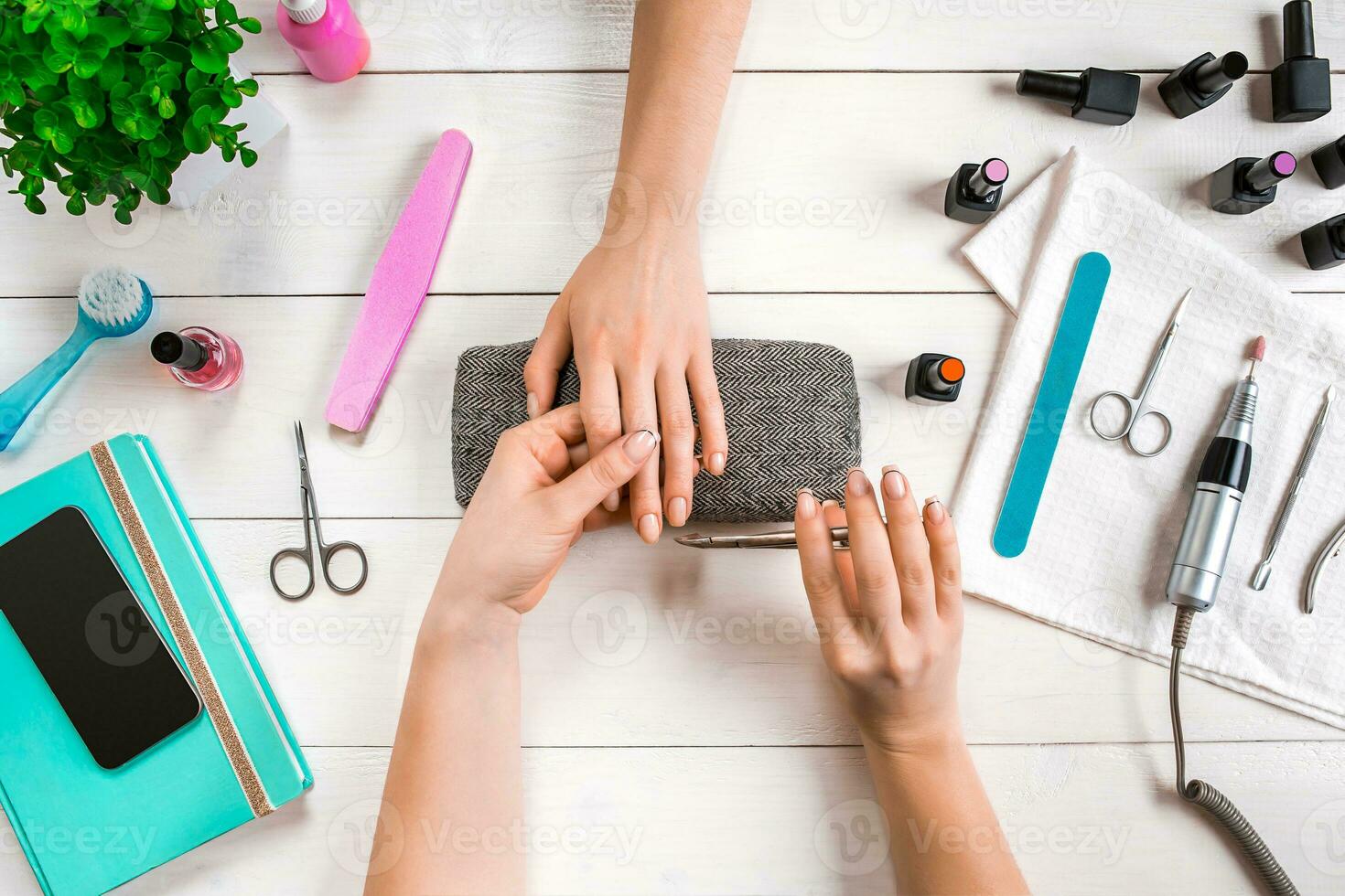 fechar-se tiro do uma mulher dentro uma unha salão recebendo uma manicure de uma esteticista com unha arquivo. mulher obtendo unha manicure. foto