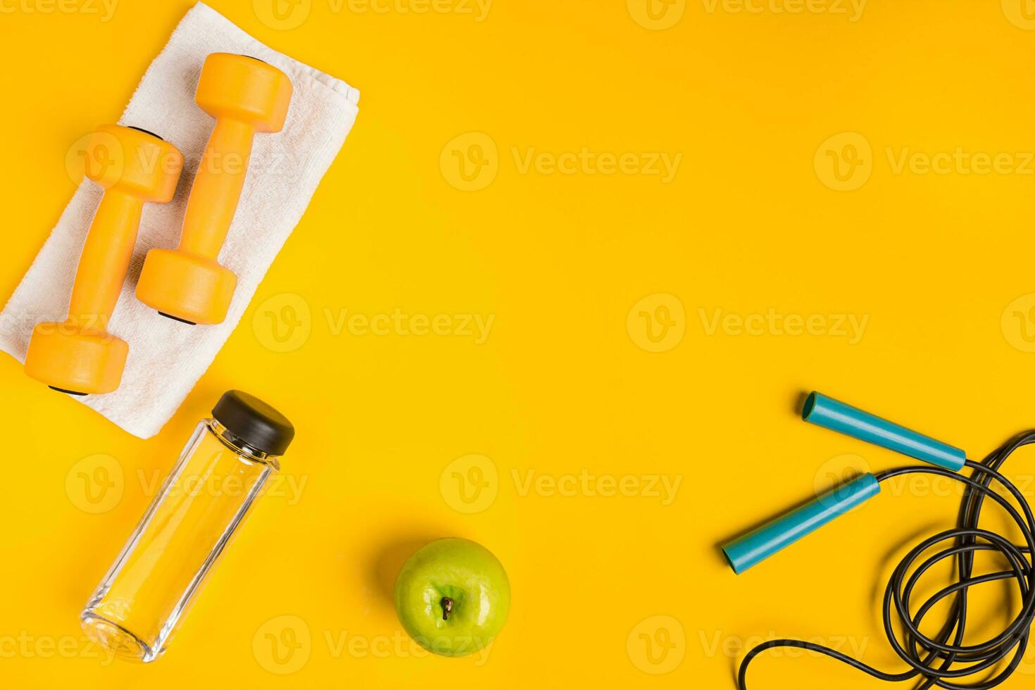 de atleta conjunto com fêmea roupas, halteres e garrafa do água em amarelo fundo foto