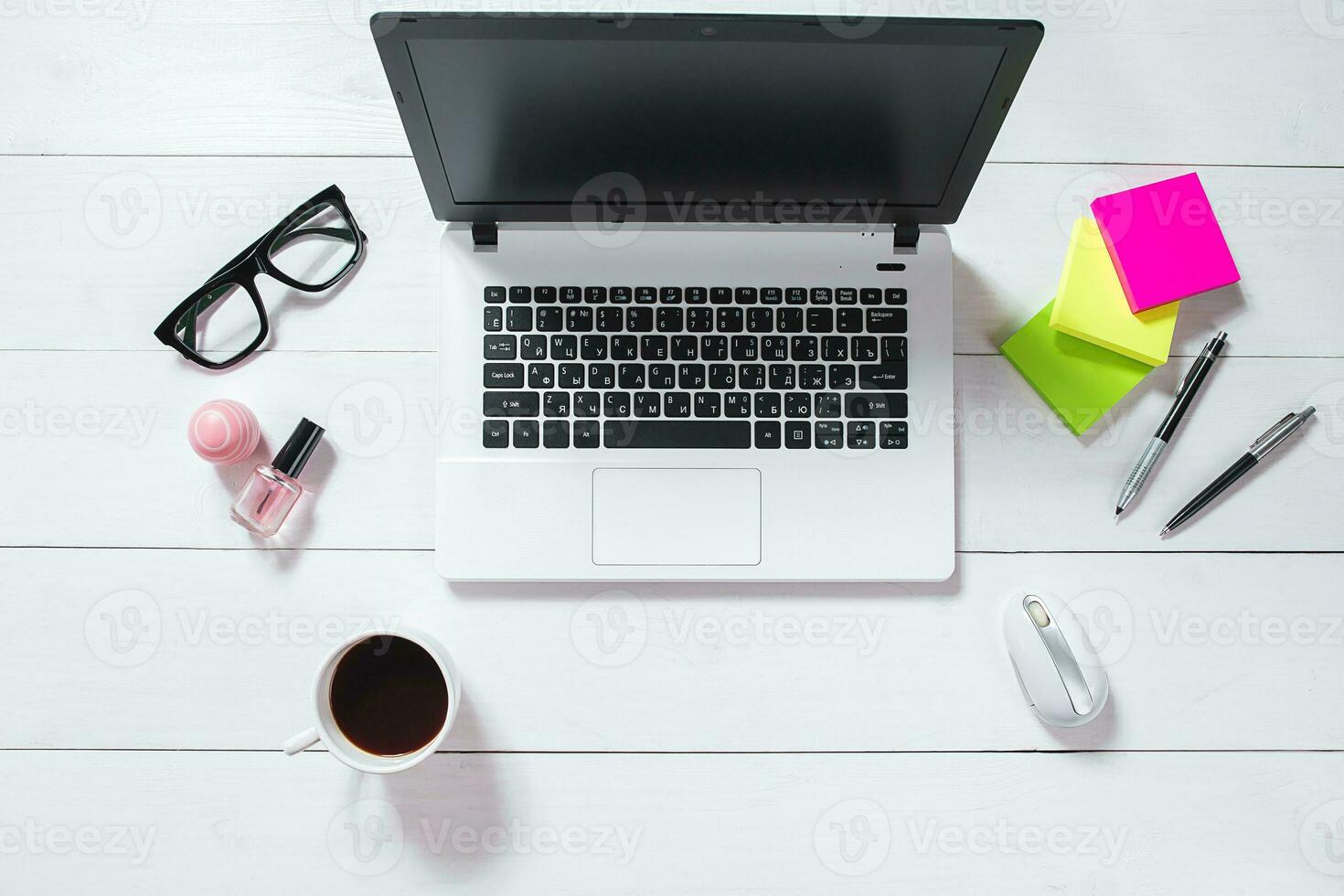 área de trabalho com computador portátil, verde flor dentro uma Panela, hortelã diário em branco fundo. foto