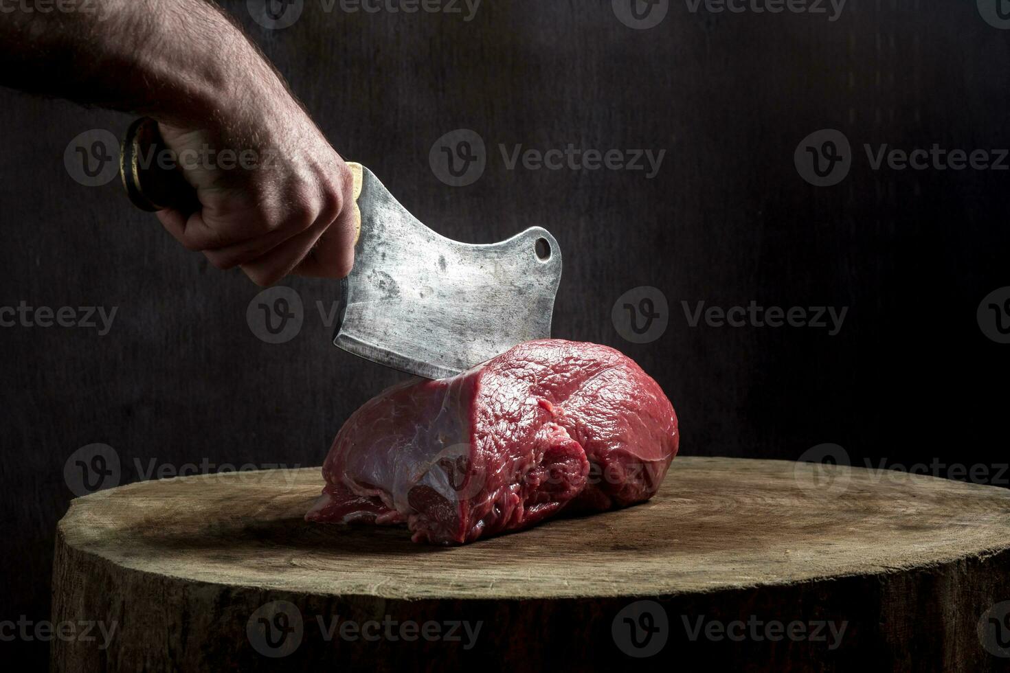 suculento cru carne bife em de madeira mesa foto