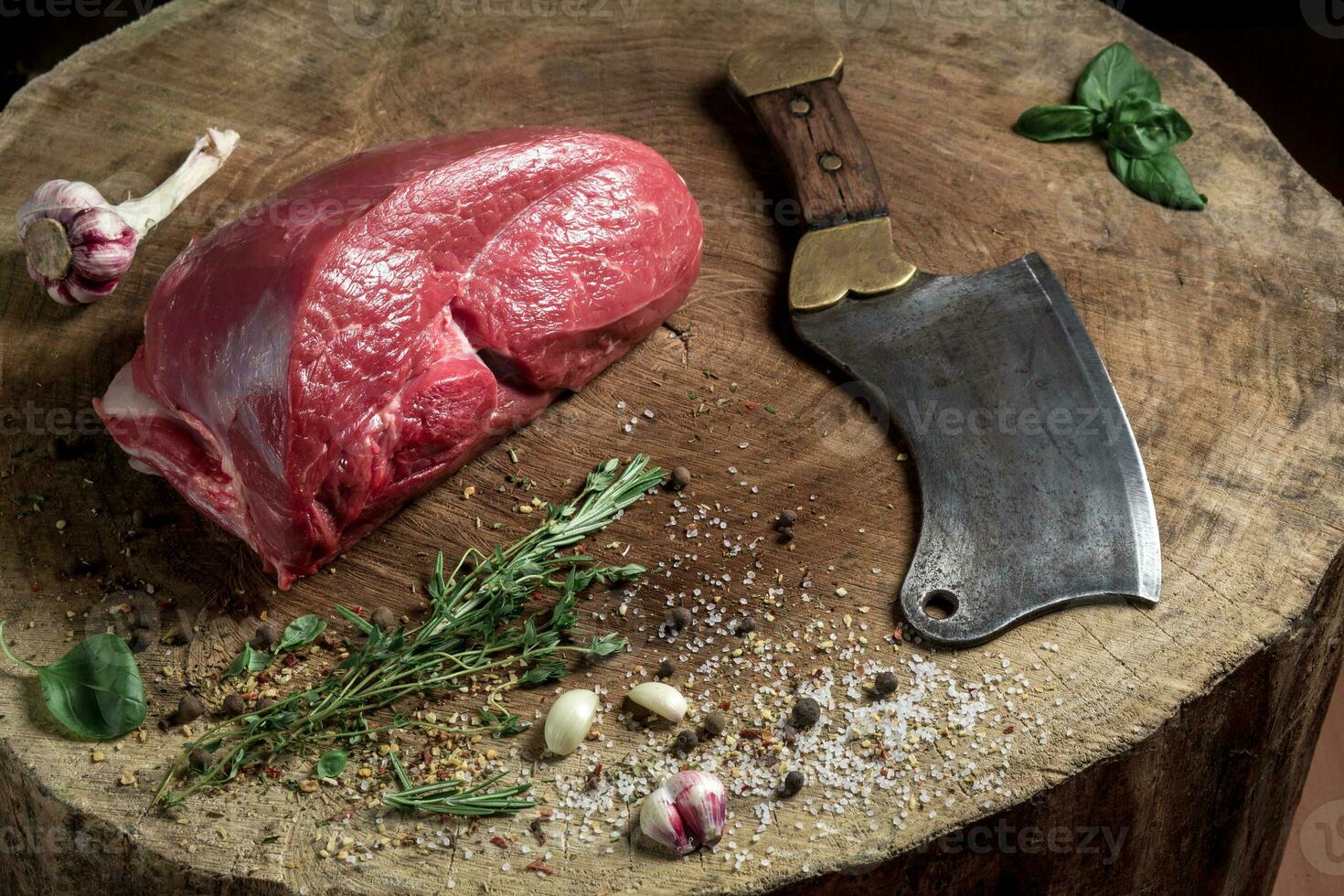 suculento cru carne bife em de madeira mesa foto