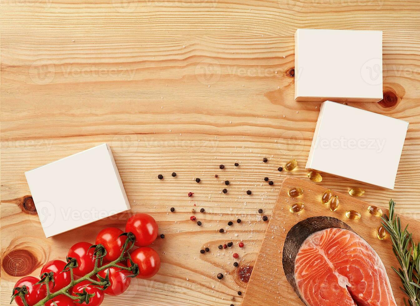 salmão bife, cereja tomates, cápsulas, branco caixas com não logotipo, Preto e vermelho Pimenta, sal em de madeira fundo. fechar acima, cópia de espaço foto