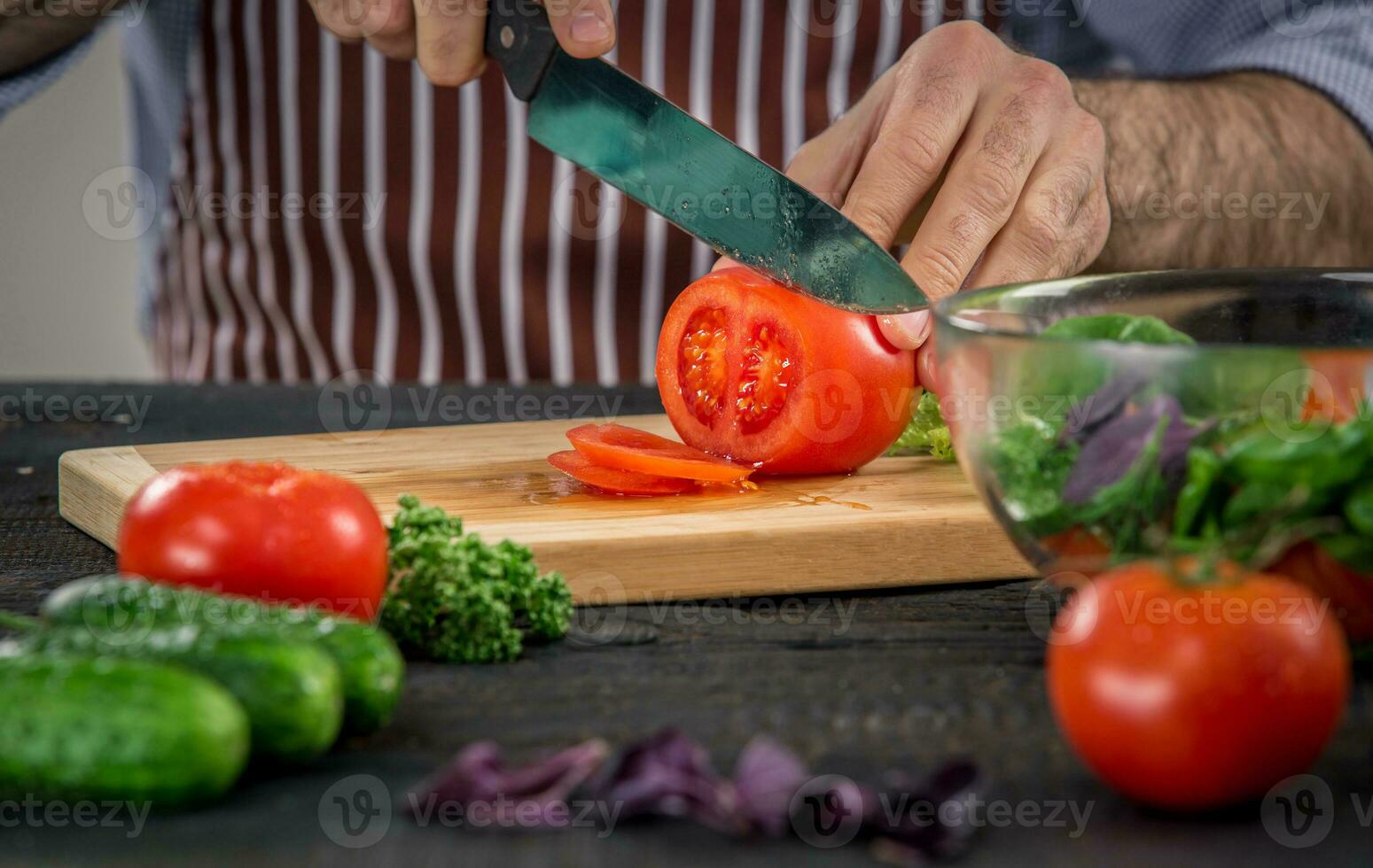 masculino mãos corte legumes para salada foto