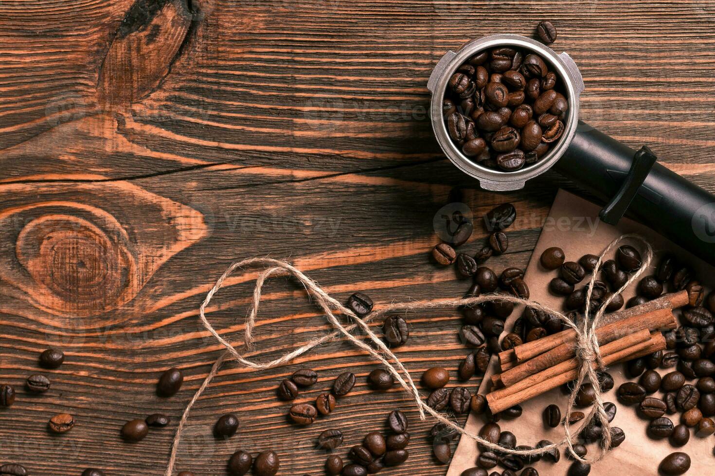 café feijões e canela Gravetos em rústico de madeira mesa, Visão fr foto