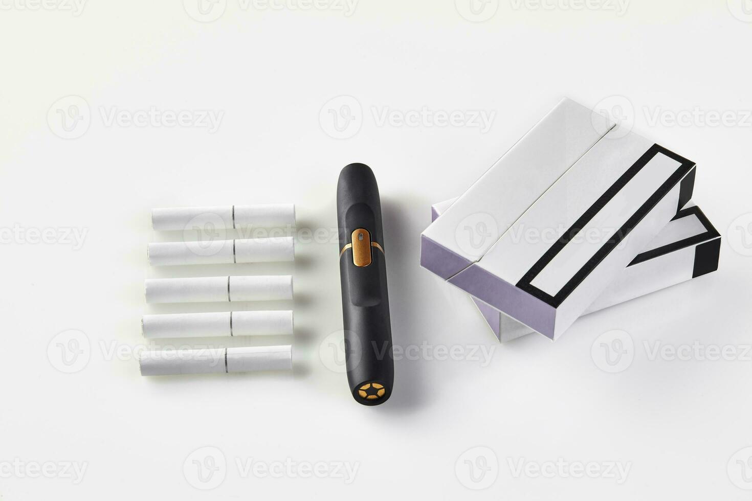 Novo geração Preto eletrônico cigarro, dois pacotes com roxa lados e cinco bastões de calor isolado em branco. oi-tech aquecimento tabaco sistema. fechar acima foto