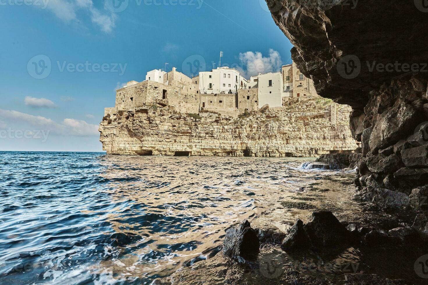 lindo cenário do polignano uma égua, Cidade dentro a província do Bari, puglia. foto