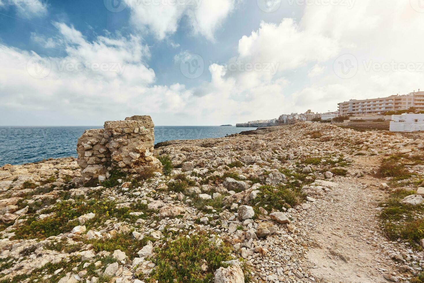 lindo cenário do polignano uma égua, Cidade dentro a província do Bari, puglia. foto