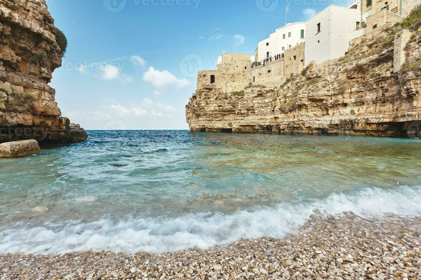 lindo cenário do polignano uma égua, Cidade dentro a província do Bari, puglia. foto