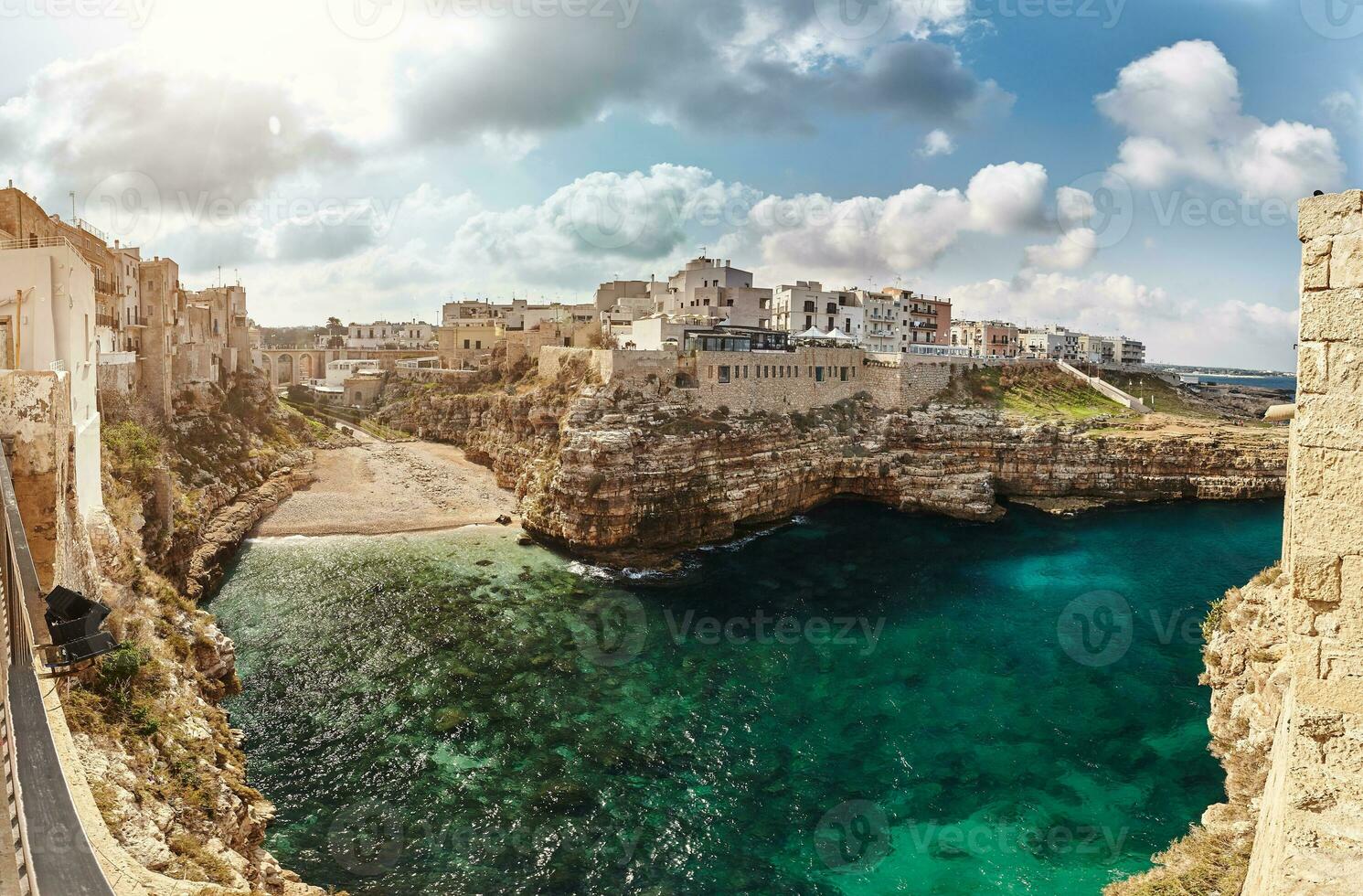 lindo cenário do polignano uma égua, Cidade dentro a província do Bari, puglia. foto