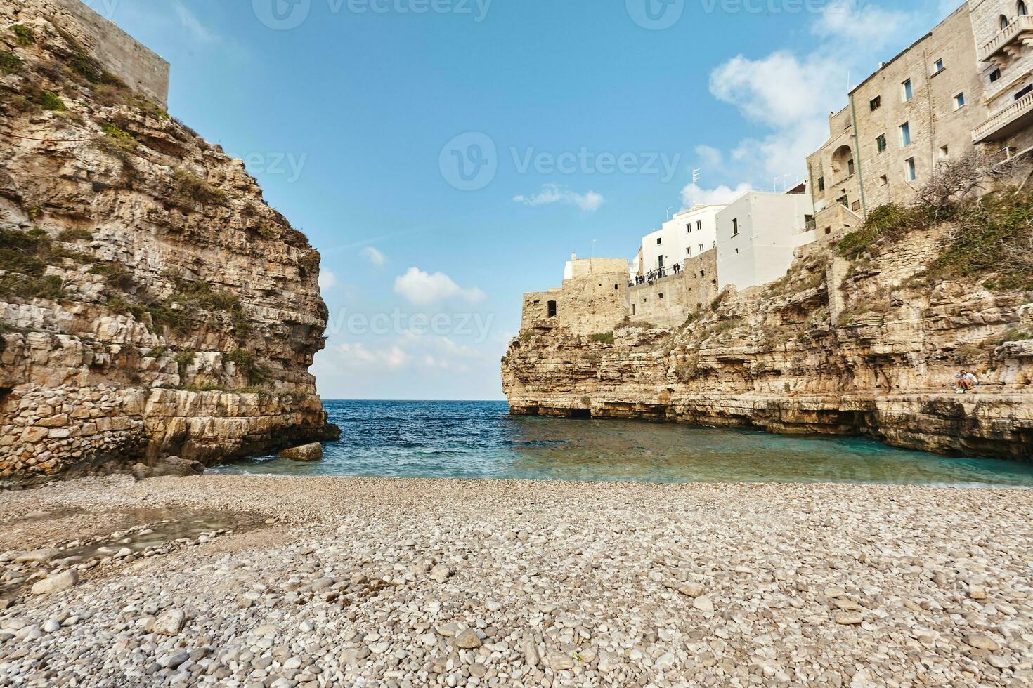 lindo cenário do polignano uma égua, Cidade dentro a província do Bari, puglia. foto