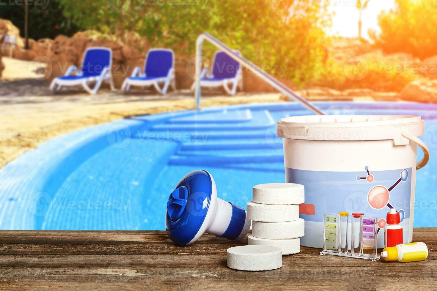 equipamento com químico limpeza produtos e Ferramentas para a manutenção do a natação piscina. foto