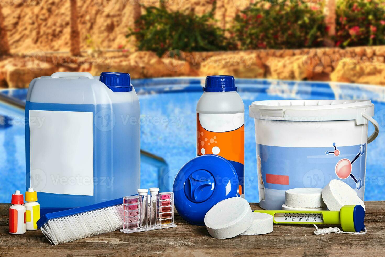 equipamento com químico limpeza produtos e Ferramentas para a manutenção do a natação piscina. foto
