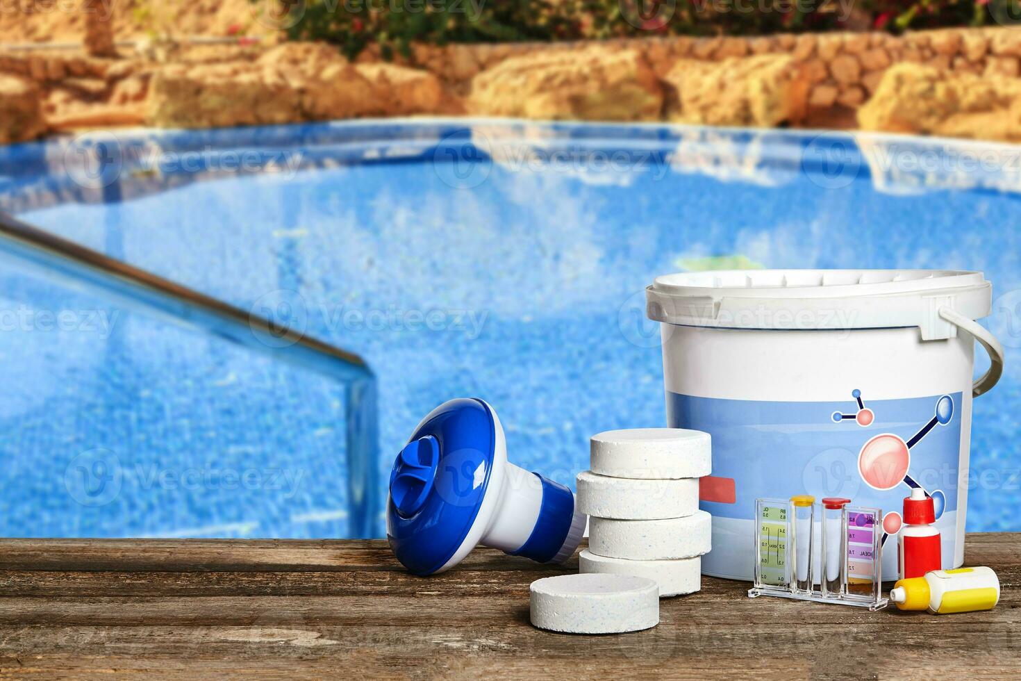 equipamento com químico limpeza produtos e Ferramentas para a manutenção do a natação piscina. foto
