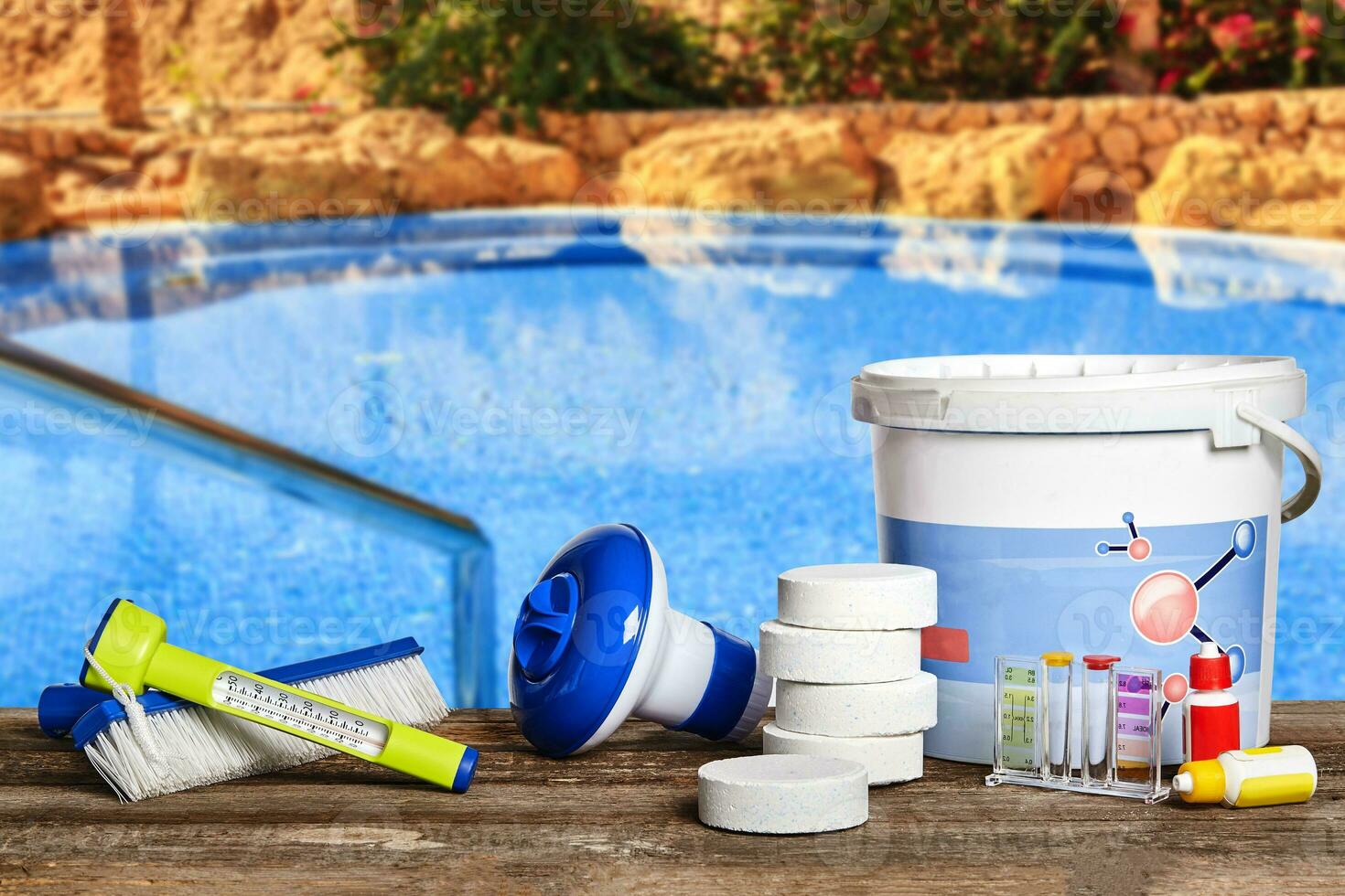 equipamento com químico limpeza produtos e Ferramentas para a manutenção do a natação piscina. foto