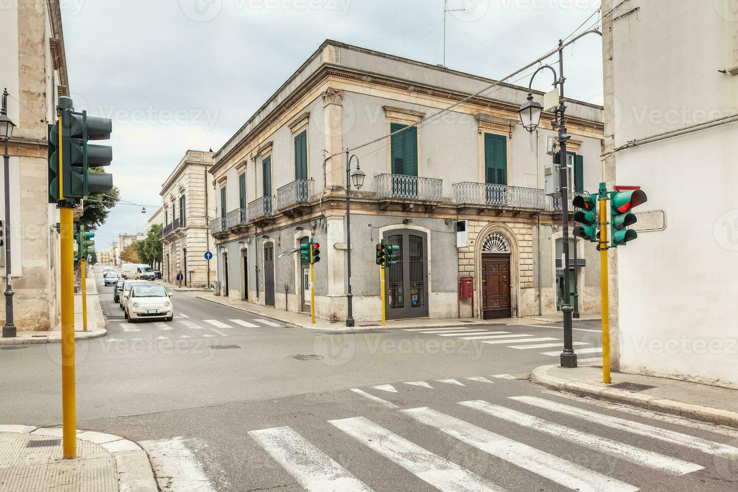 Visão do a velho Cidade do martina franca com uma lindo casas pintado dentro branco. foto