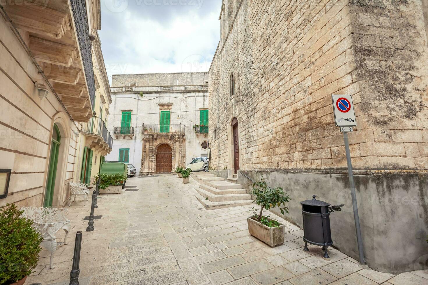 Visão do a velho Cidade do martina franca com uma lindo casas pintado dentro branco. foto