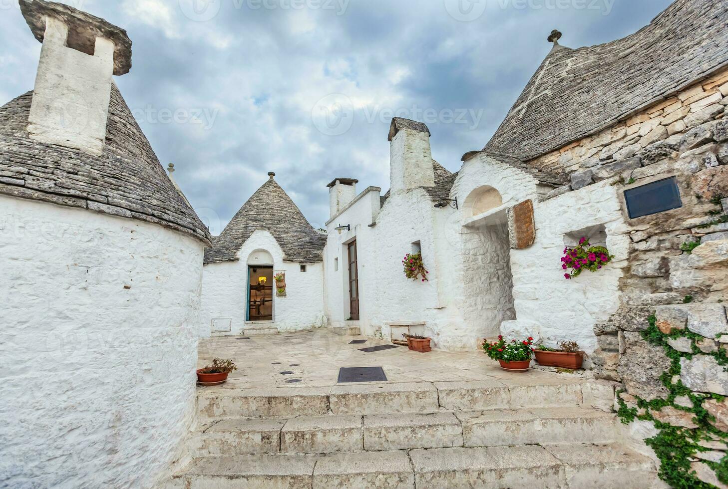 lindo Cidade do alberobello com trulli casas entre verde plantas e flores, Puglia região, sulista Itália. foto