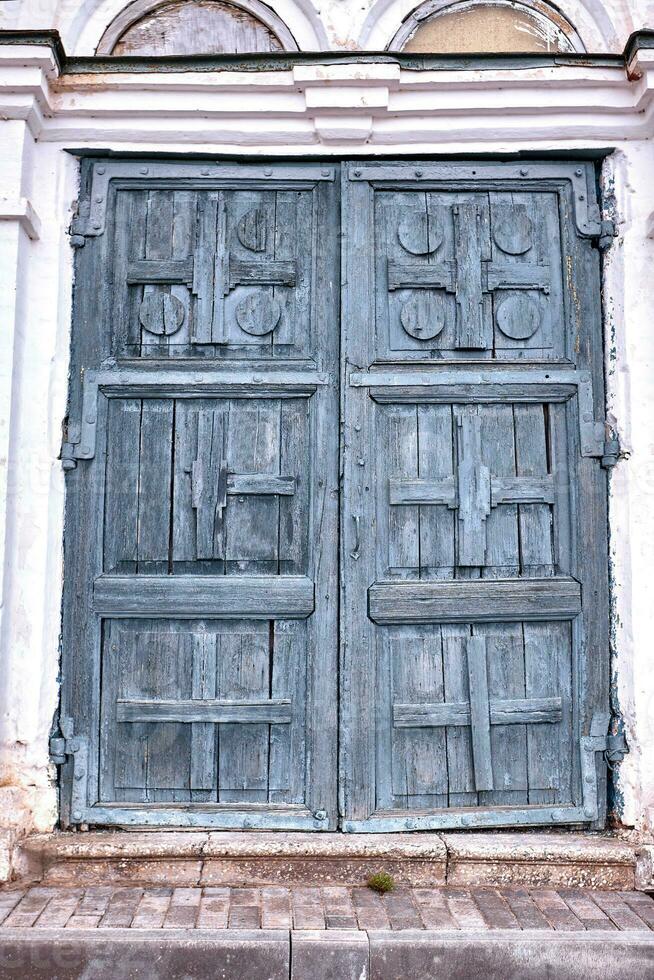 velho porta do uma gasto trancado casa fachada ou frente dentro azul e cinza. foto