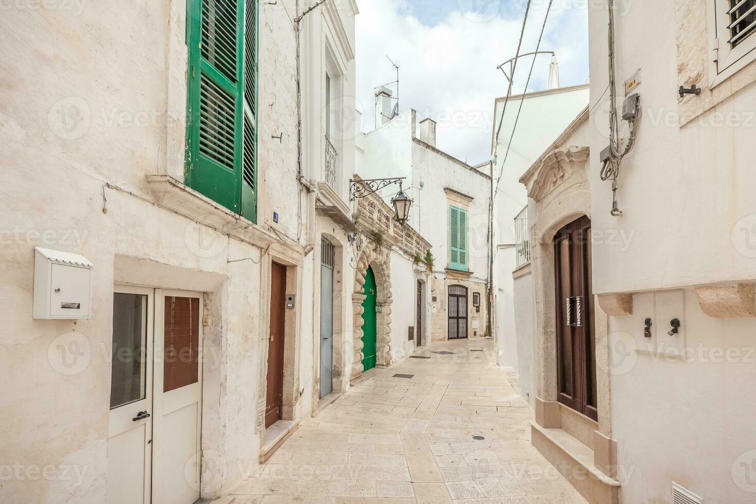 Visão do a velho Cidade do martina franca com uma lindo casas pintado dentro branco. foto