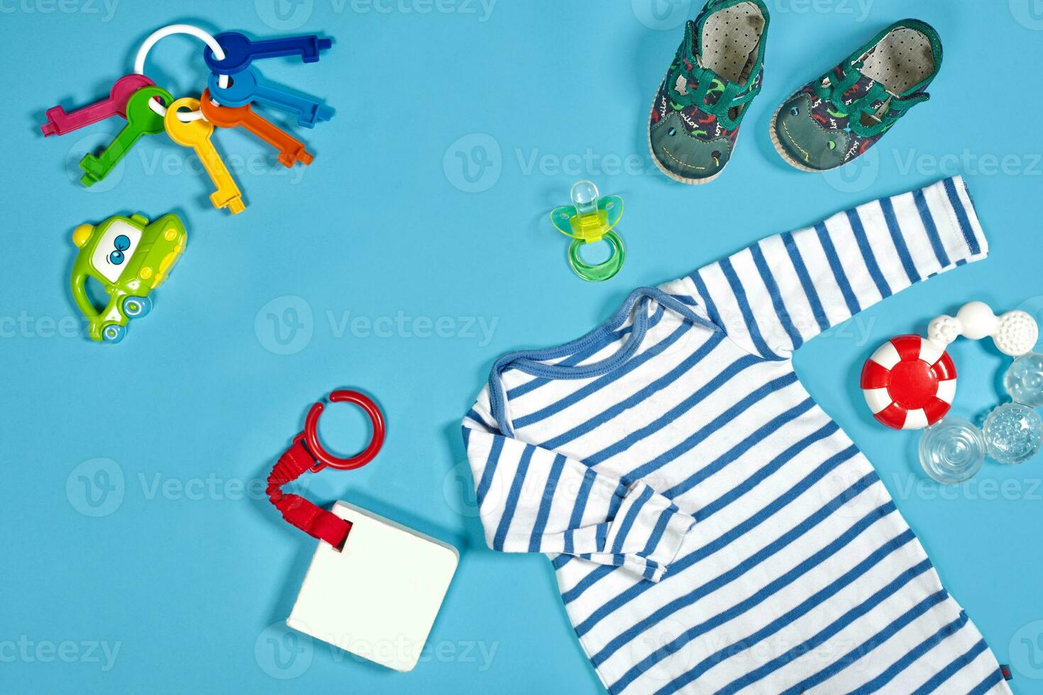 bebê roupas, produtos de higiene pessoal, brinquedos e saúde Cuidado acessórios em azul fundo. foto