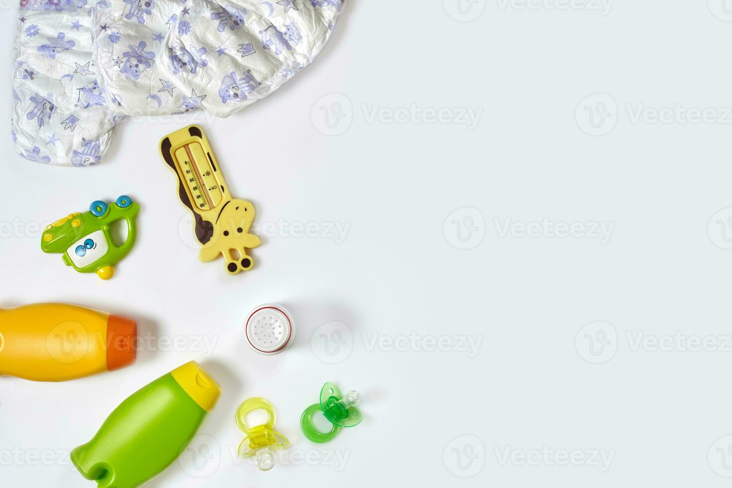 conjunto do acessórios para bebê. chupeta, garrafa, fralda, creme em branco fundo. foto