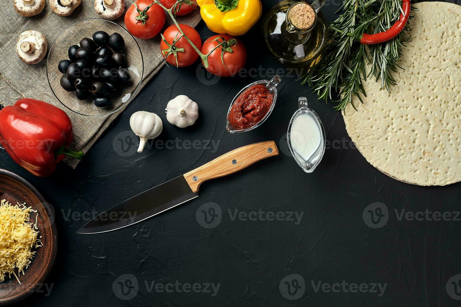 ingredientes para cozinhar pizza. massa, legumes e especiarias. vista superior com espaço de cópia foto