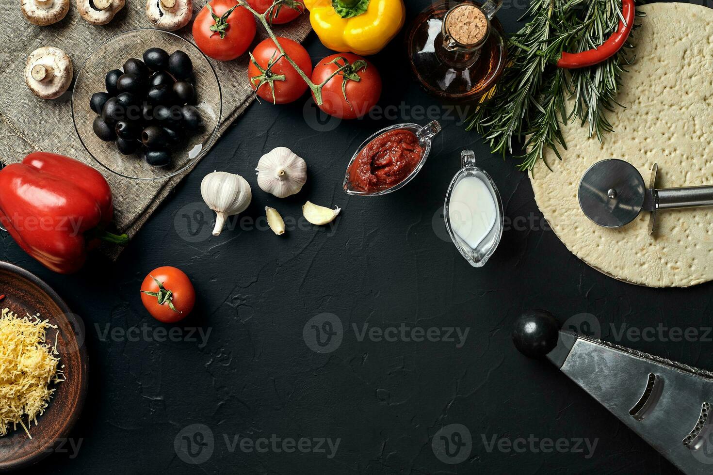 ingredientes para cozinhar pizza. massa, legumes e especiarias. vista superior com espaço de cópia foto