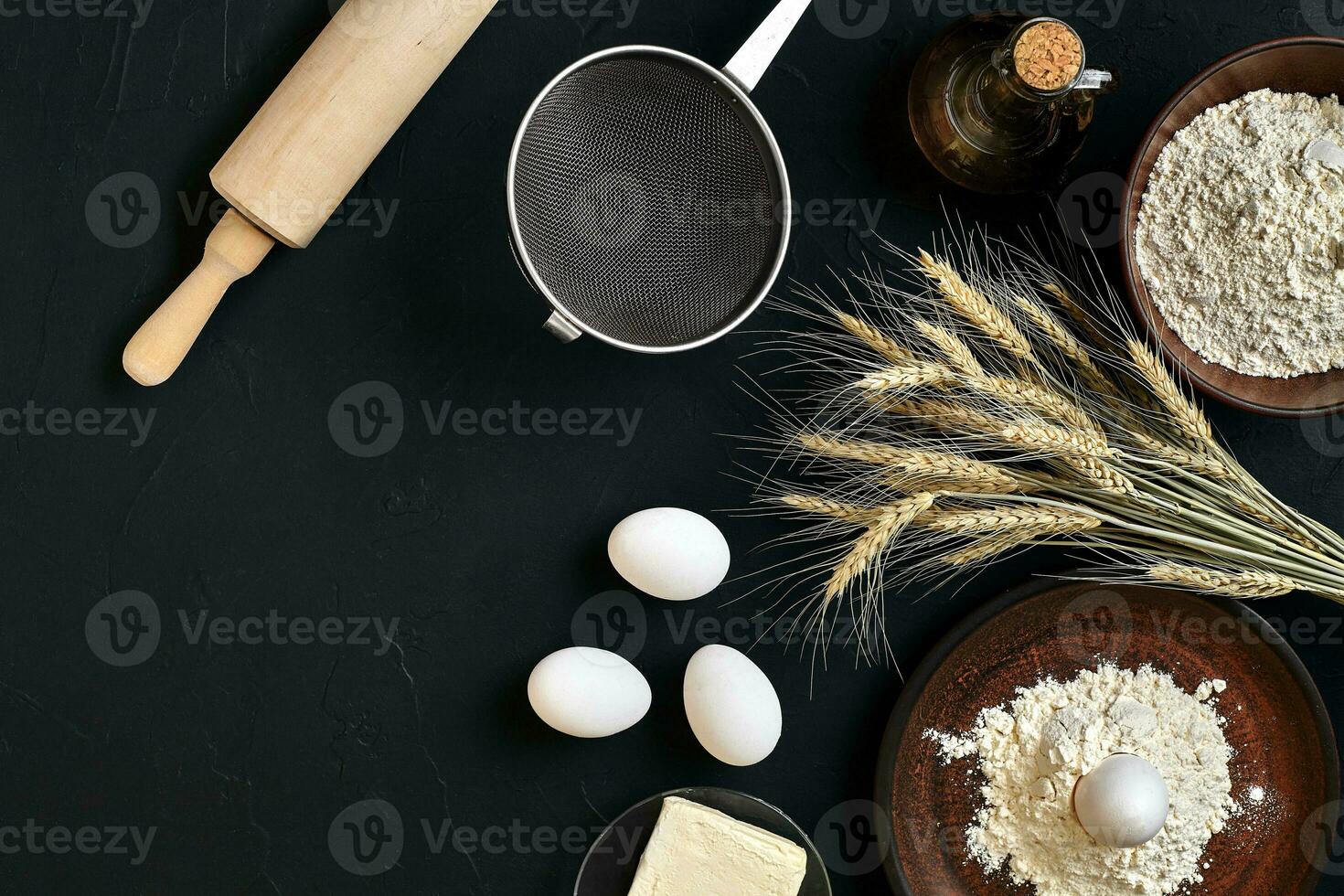 massa cozinhando ingredientes em Preto cozinha mesa. topo Visão com espaço para seu texto foto