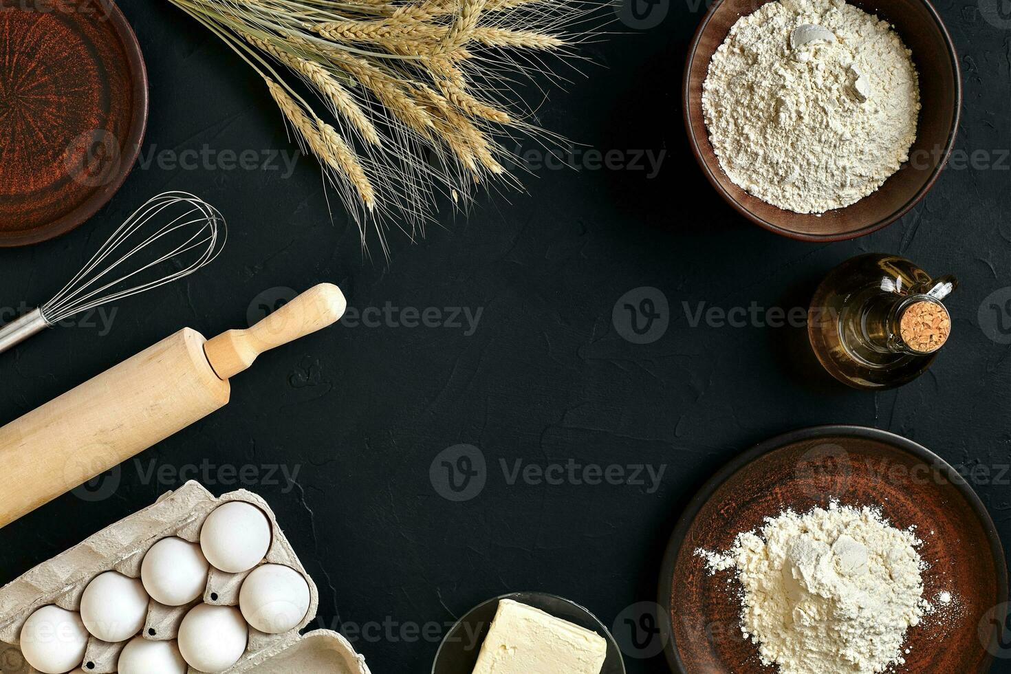 massa cozinhando ingredientes em Preto cozinha mesa. topo Visão com espaço para seu texto foto