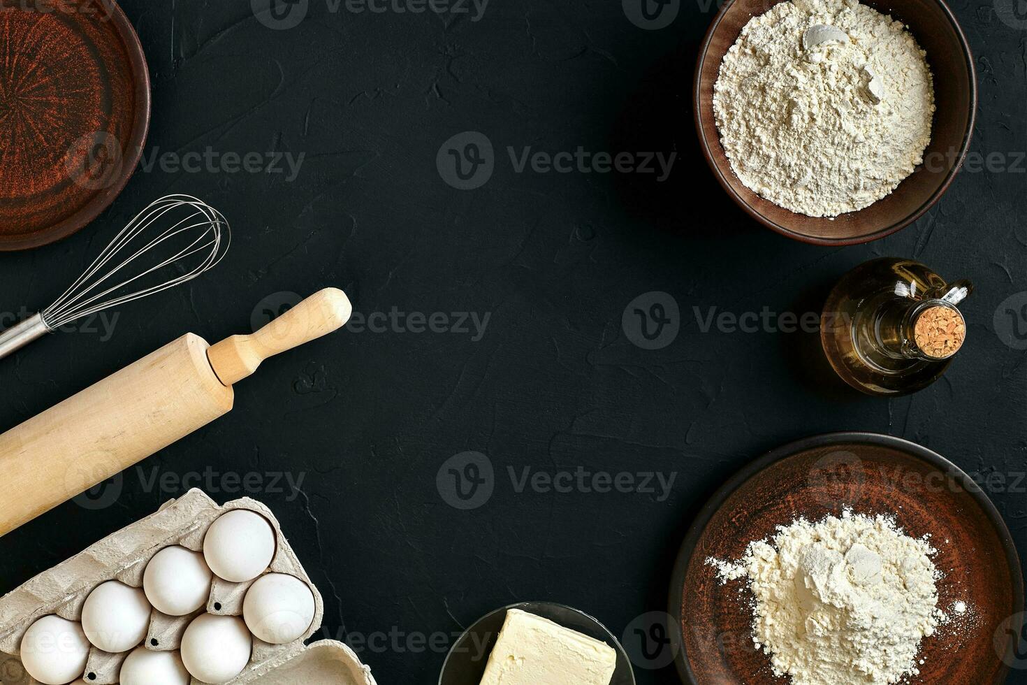 massa preparação receita pão, pizza ou torta fazer ingredientes, Comida plano deitar em cozinha mesa fundo. trabalhando com manteiga, levedura, farinha, ovos, óleo. pastelaria ou padaria culinária. foto