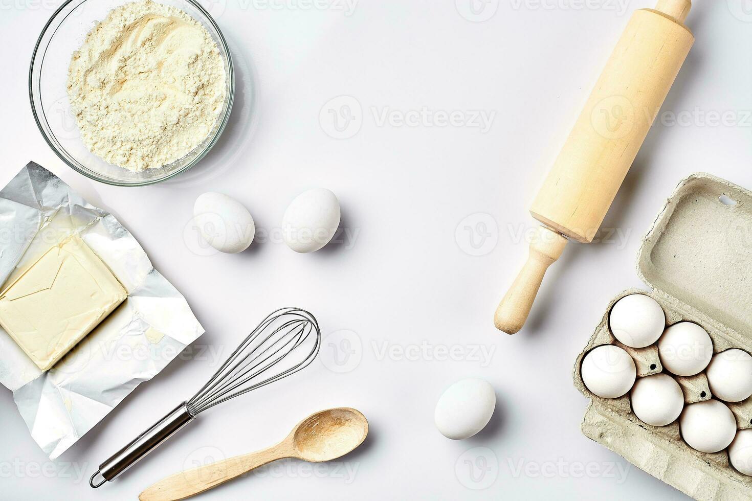objetos e ingredientes para cozimento, plástico Bolores para biscoitos em uma branco fundo. farinha, ovos, rolando alfinete, bata, leite, manteiga, creme. topo visualizar, espaço para texto foto