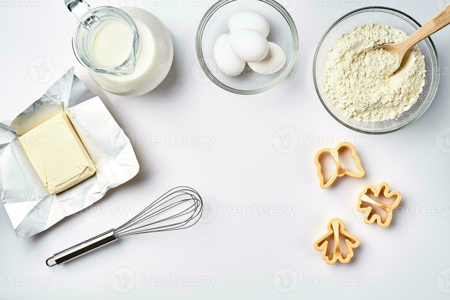 objetos e ingredientes para cozimento, plástico Bolores para biscoitos em uma branco fundo. farinha, ovos, bata, leite, manteiga, creme. topo visualizar, espaço para texto foto
