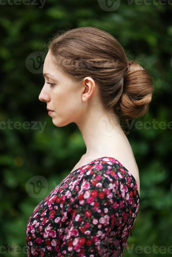 perfil de mulher bonita em um vestido de verão foto