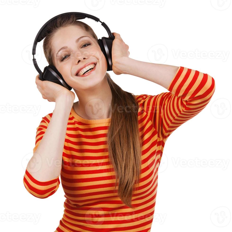 garota alegre com fones de ouvido ouvindo música foto