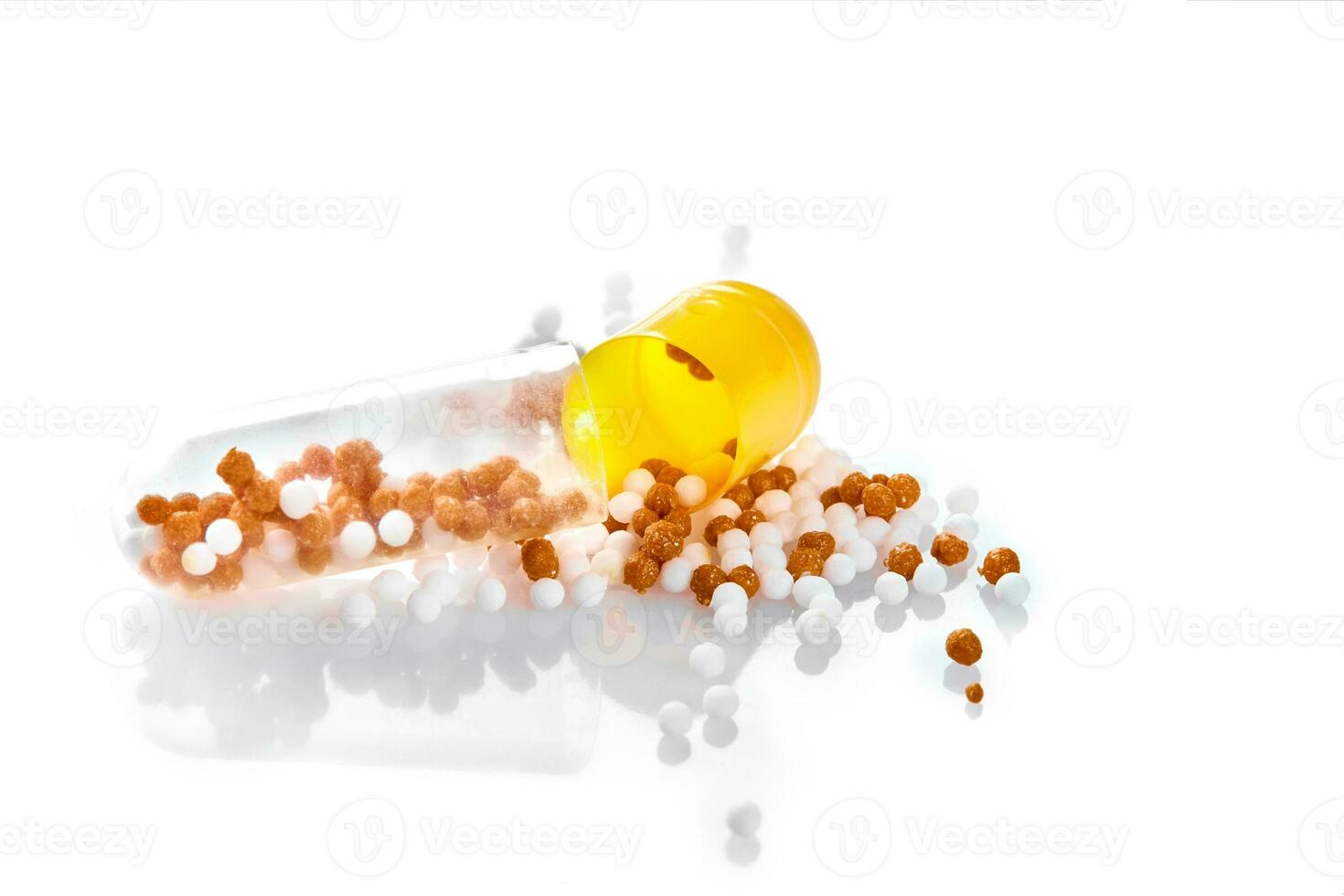 cápsula, pílulas e vitaminas em uma branco fundo foto
