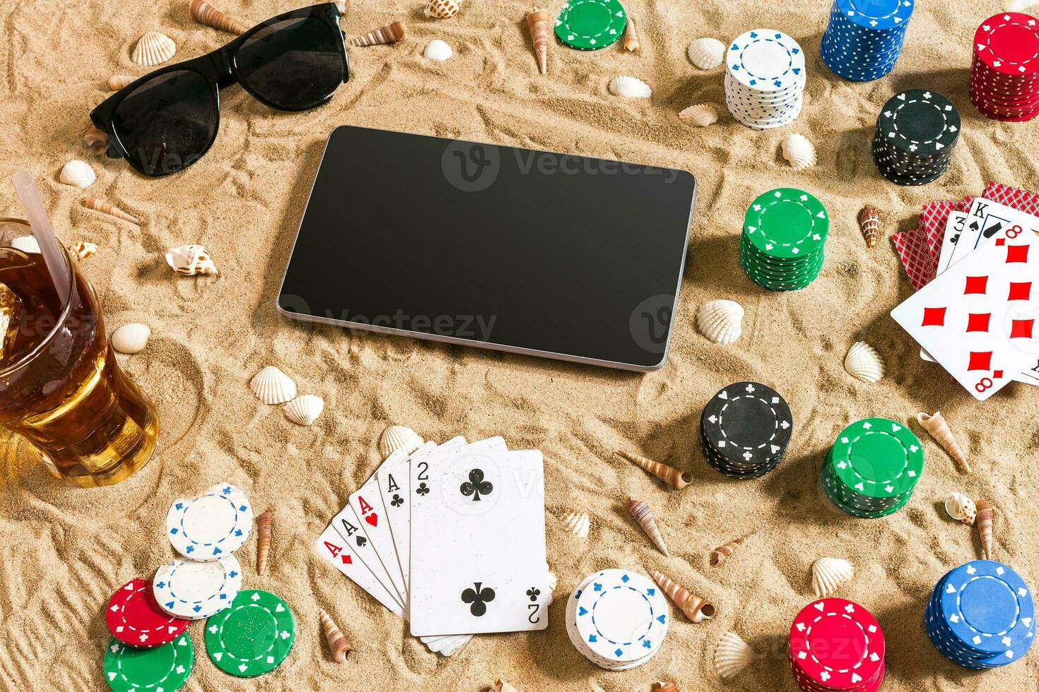 jogos de azar em período de férias conceito - branco areia com conchas do mar , colori pôquer salgadinhos e cartões. topo Visão foto