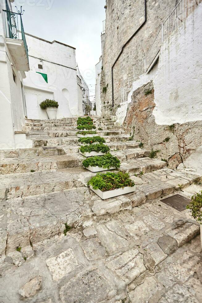 Maravilhoso arquitetura do a velho Cidade ostuni, Bari, Itália. foto