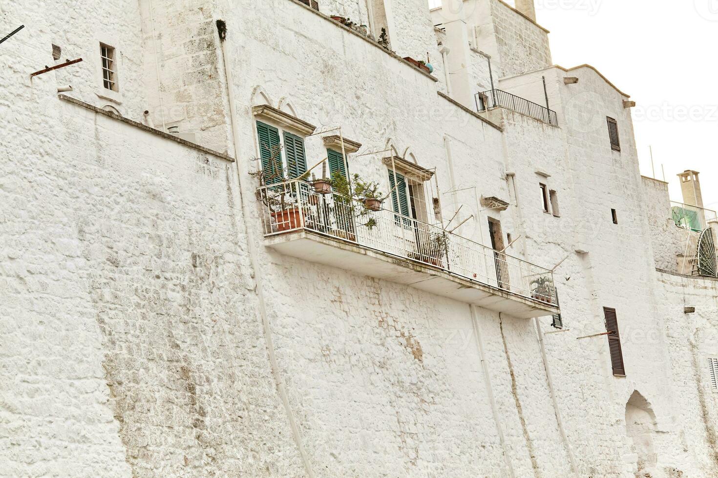 Maravilhoso arquitetura do a velho Cidade ostuni, Bari, Itália. foto