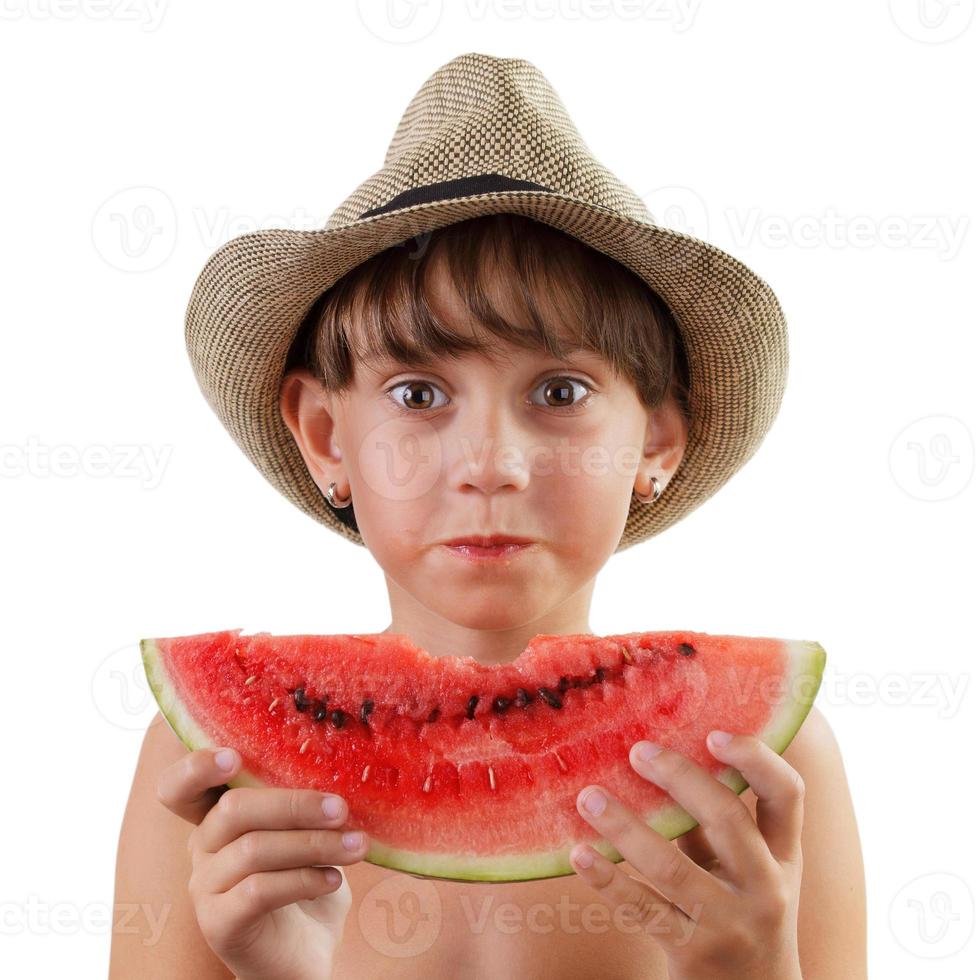 linda garota de chapéu comendo melancia madura foto