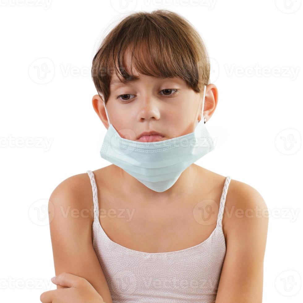 garota triste em uma máscara médica foto