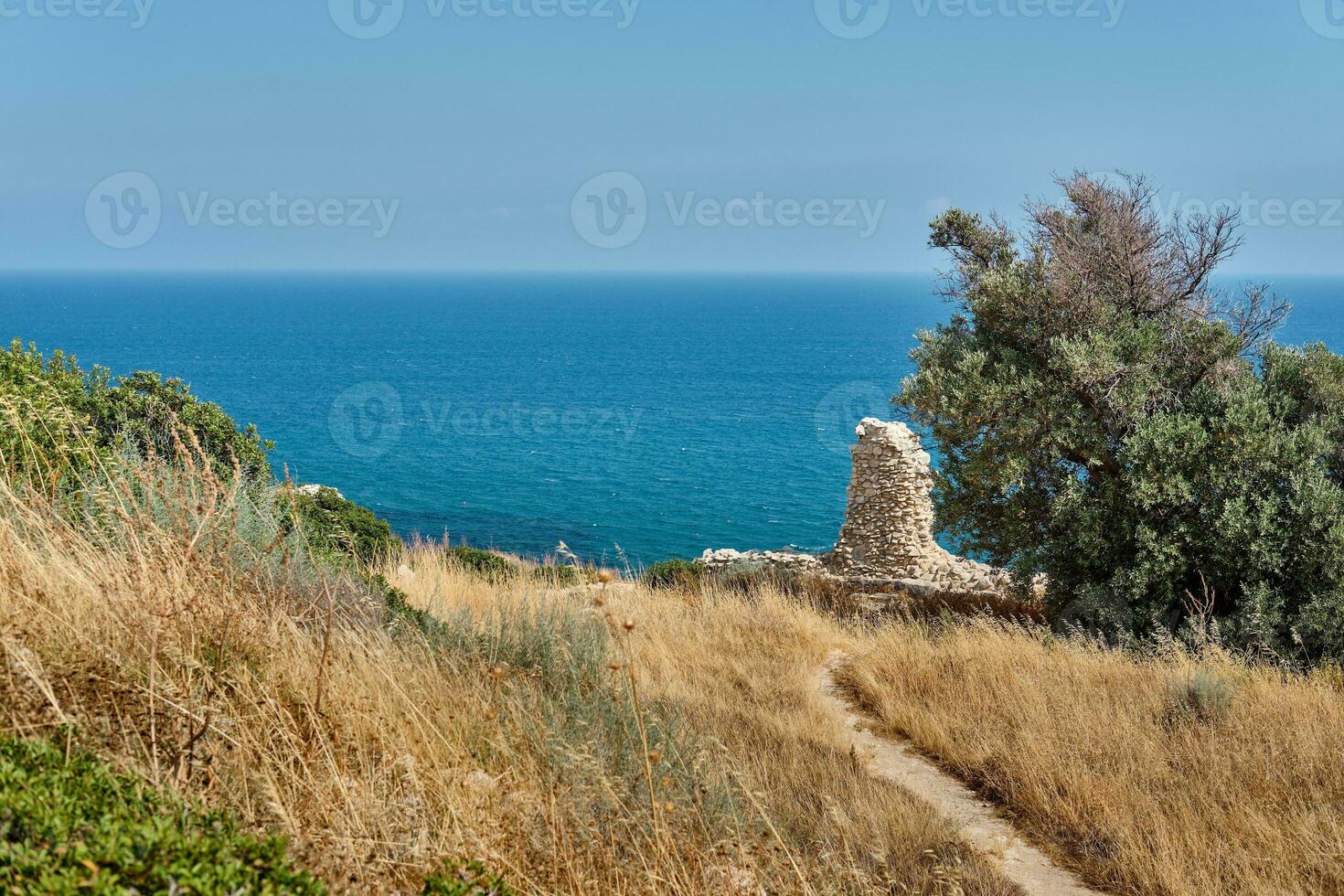 ruínas do santuário do Apollo hilatos localizado às a de praia do Mediterrâneo mar. perto a antigo grego Cidade do cúrion. Limassol, episcópio, Chipre. foto