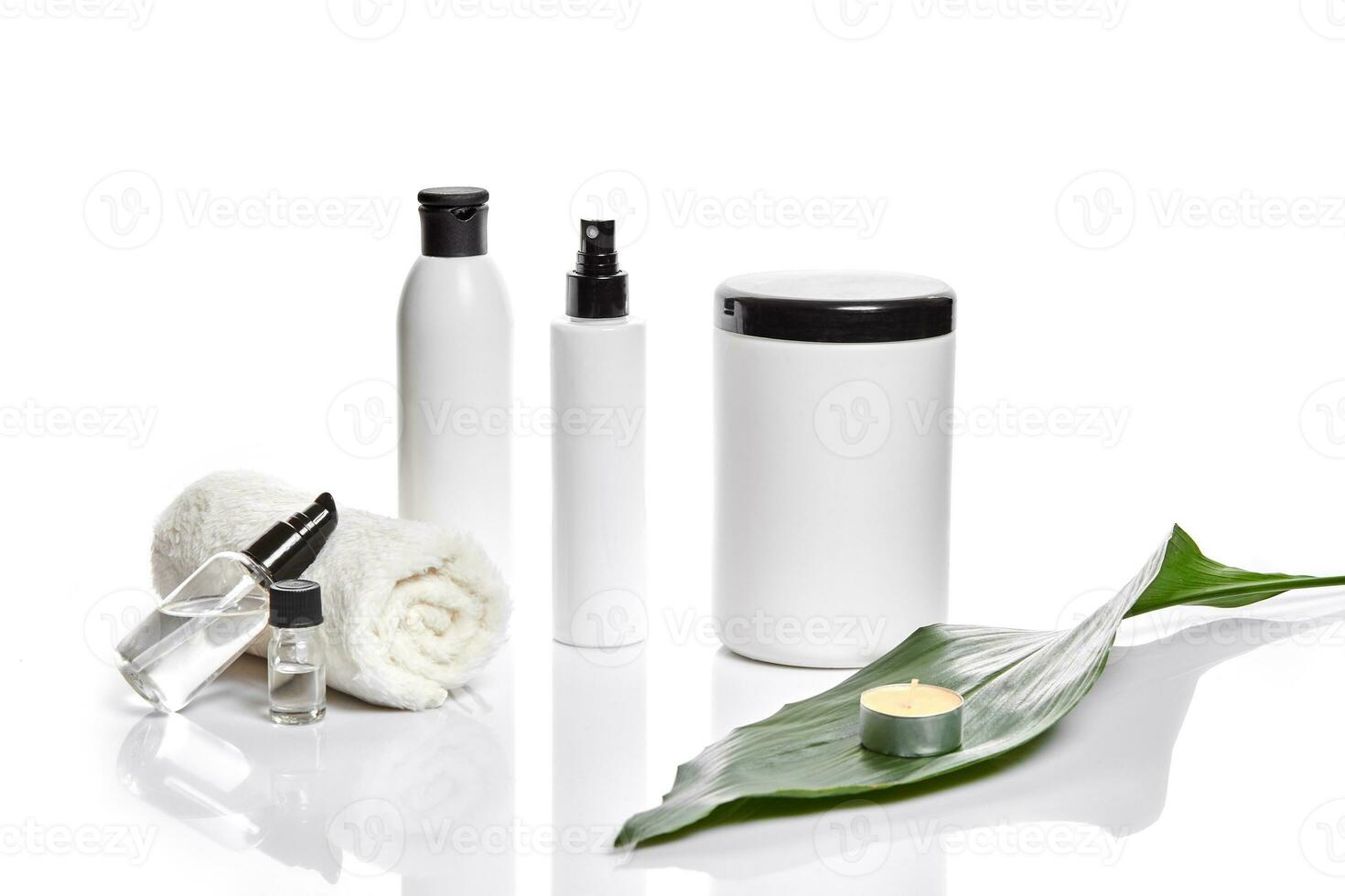 conjunto do Cosmético produtos dentro branco containers em luz fundo. foto