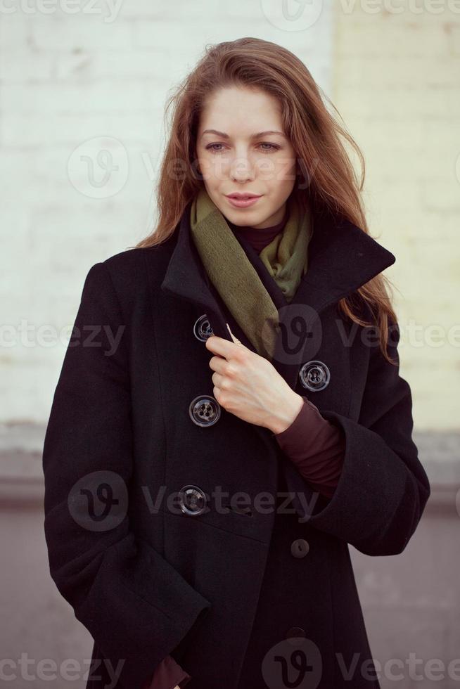 linda mulher em um casaco preto estiloso foto