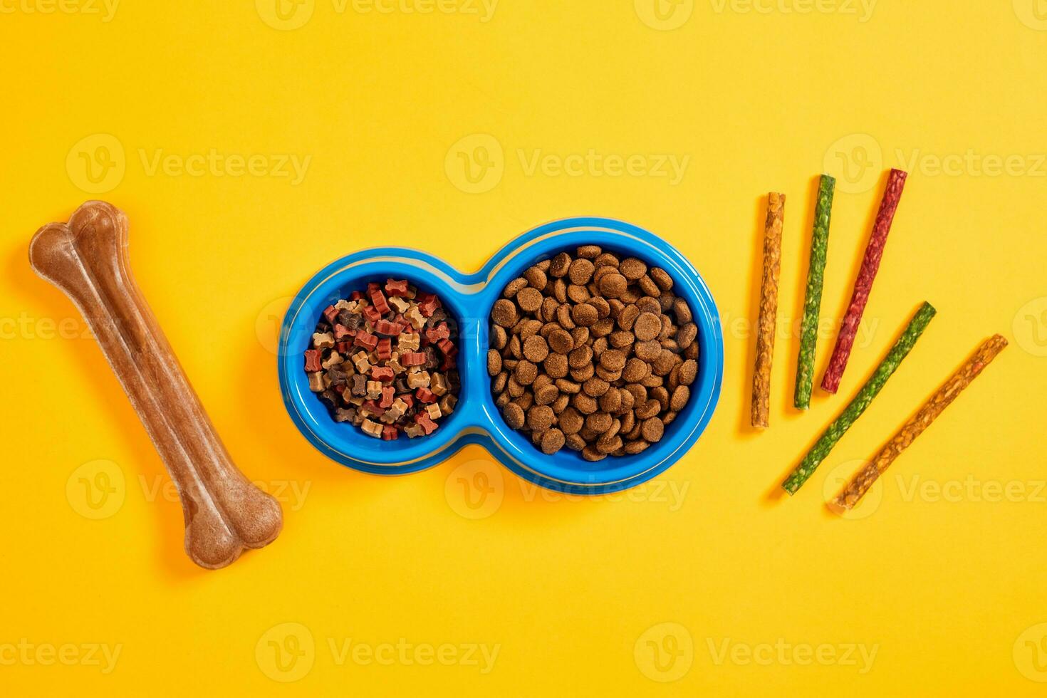 cachorro Comida dentro azul tigela e acessórios em amarelo fundo foto