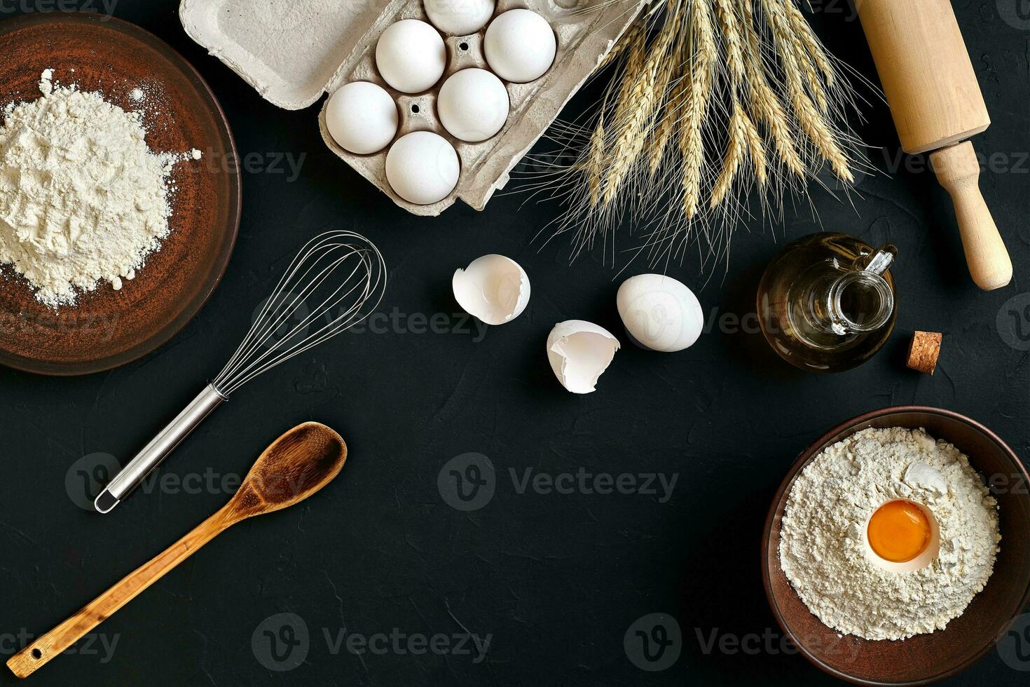 massa cozinhando ingredientes em Preto cozinha mesa. topo Visão com espaço para seu texto foto