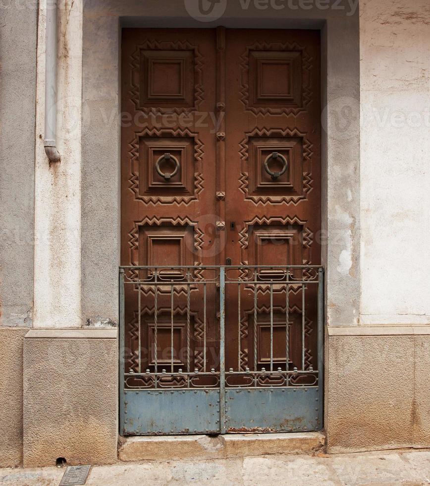 porta de madeira fechada em um prédio antigo foto