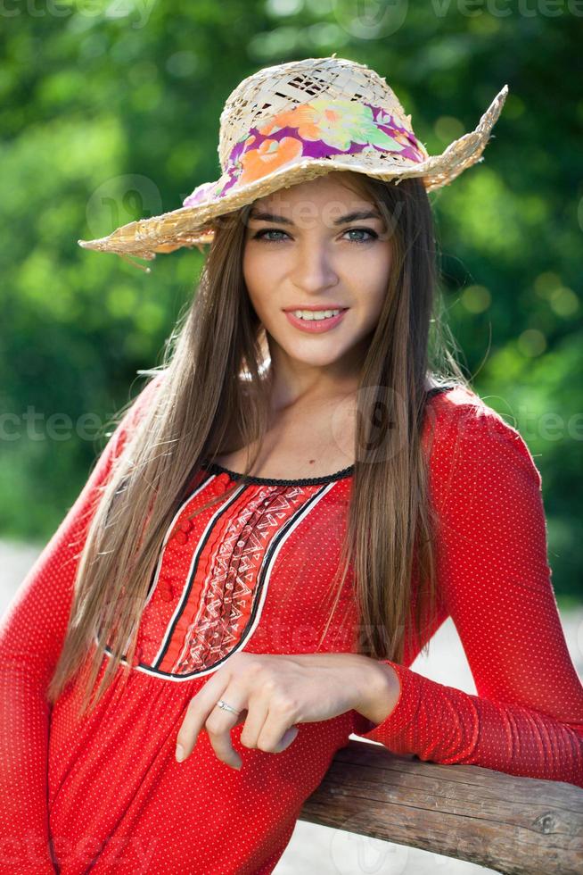 garota em um vestido vermelho e chapéu foto